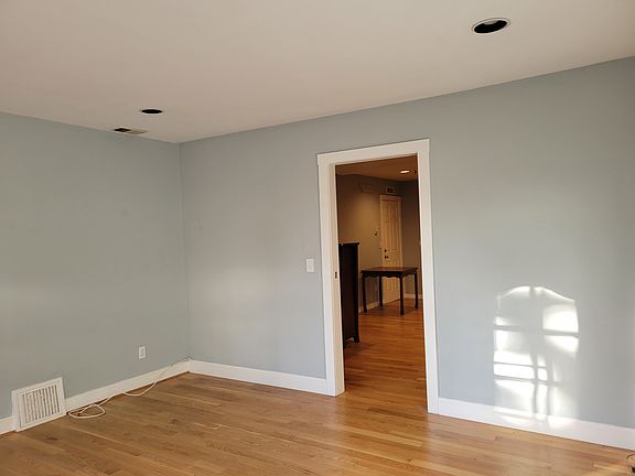 4th image of 949 Ashbury St