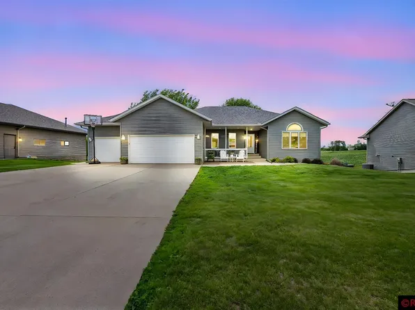 910 Melwood Ct, Madison Lake, MN 56063