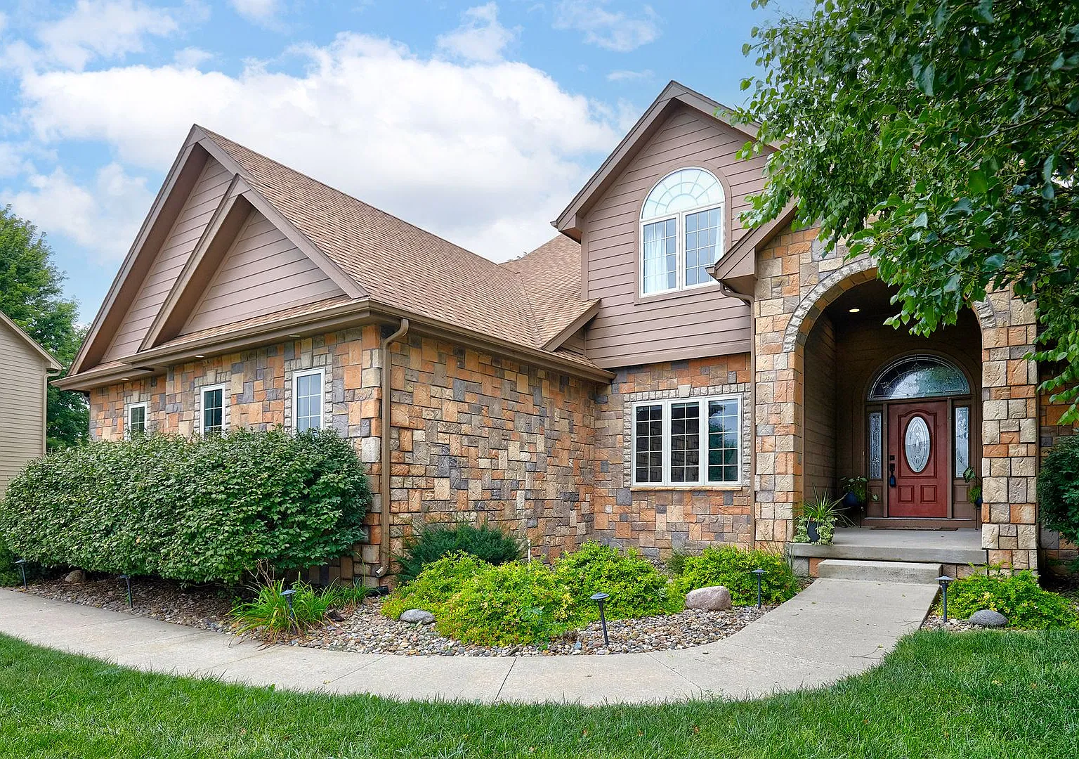 Executive Home!! 5 Bedroom, 5 Bathroom Home In Clive! — Photo 2