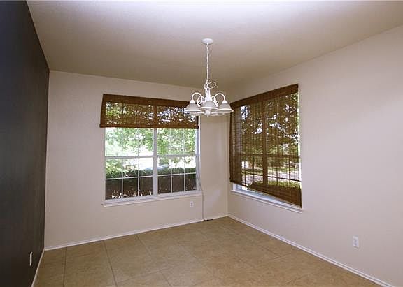 4th image of 2921 Lynnbrook Dr