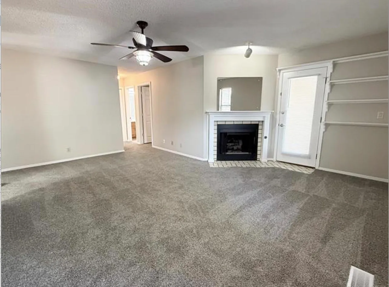 2 bed, 1.0 bath, 1002 sqft, $1,150 — Photo 2