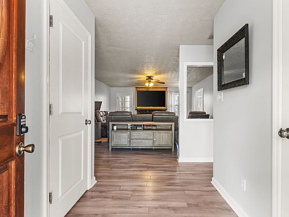 4th image of 222 Robin Ln