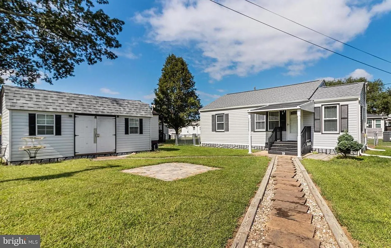 78 Circle Ave photo 1