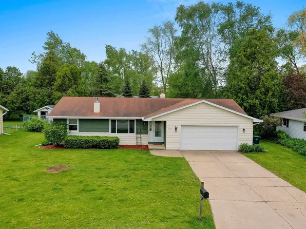 2449 Warbler Dr, Green Bay, WI 54303
