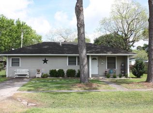 824 Higgins St, Angleton, TX 77515