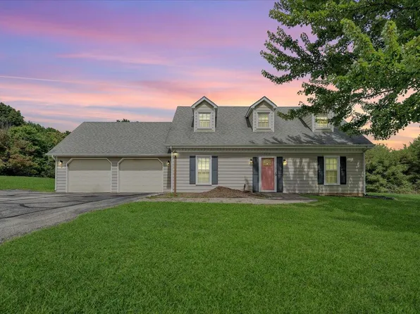 7981 Forest Edge Dr, Roanoke, VA 24018