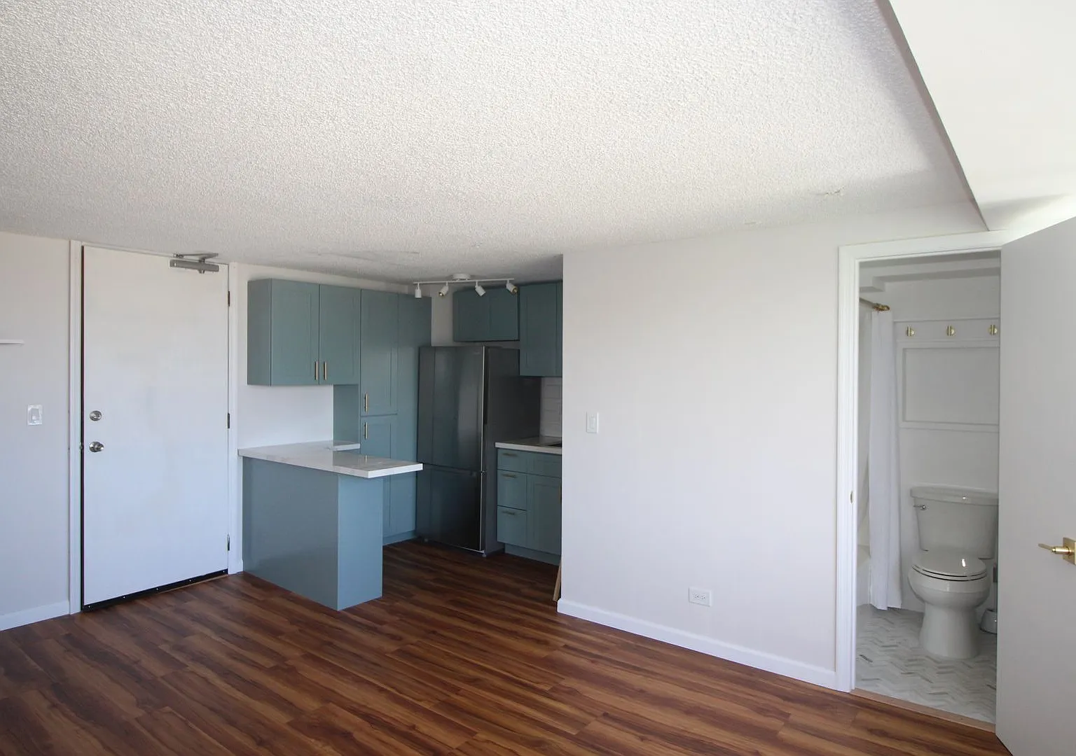 Beautifully Remodeled Studio with Sweeping Views — Photo 3