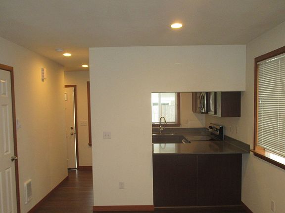 5th image of 907 8th St SE #A
