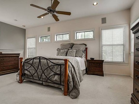 5th image of 300 Lilac Ln