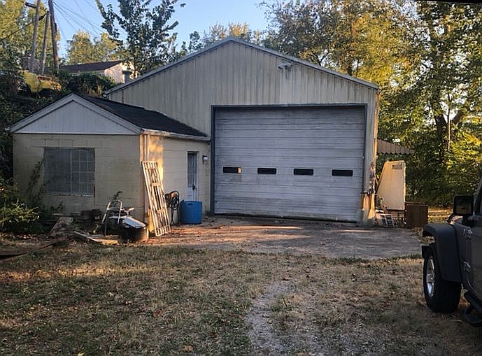 2nd image of 806 Pinewood Dr
