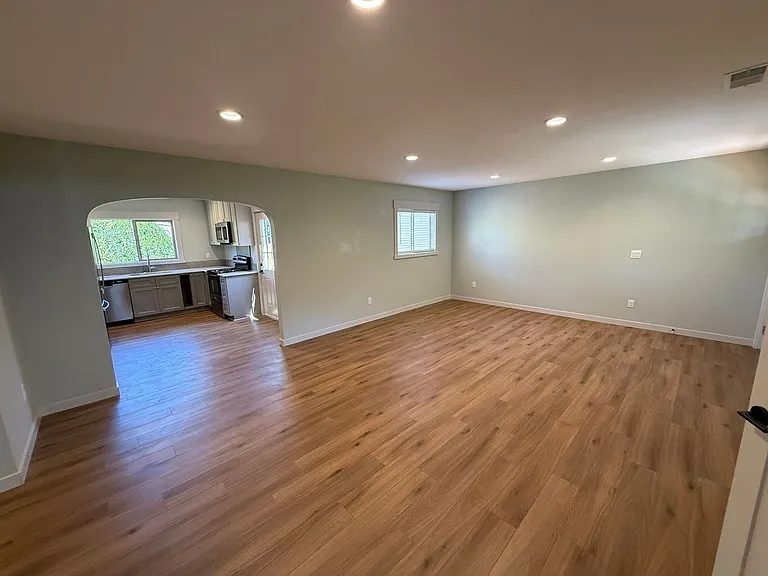 805 Boxwood Ln SE — Photo 2