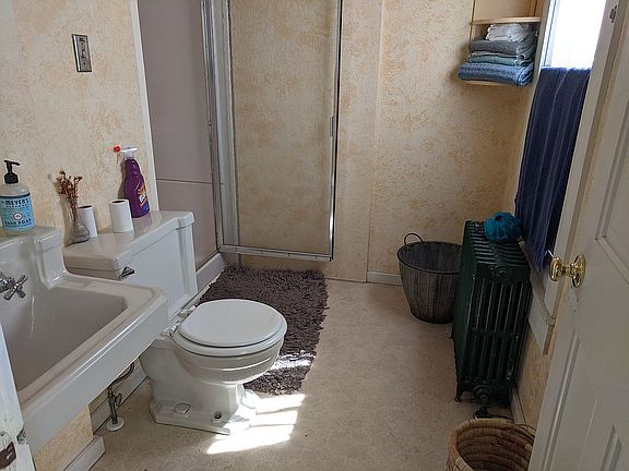 Bathroom w shower apt 101