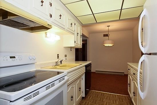 4th image of 10405 S Komensky Ave #104-B