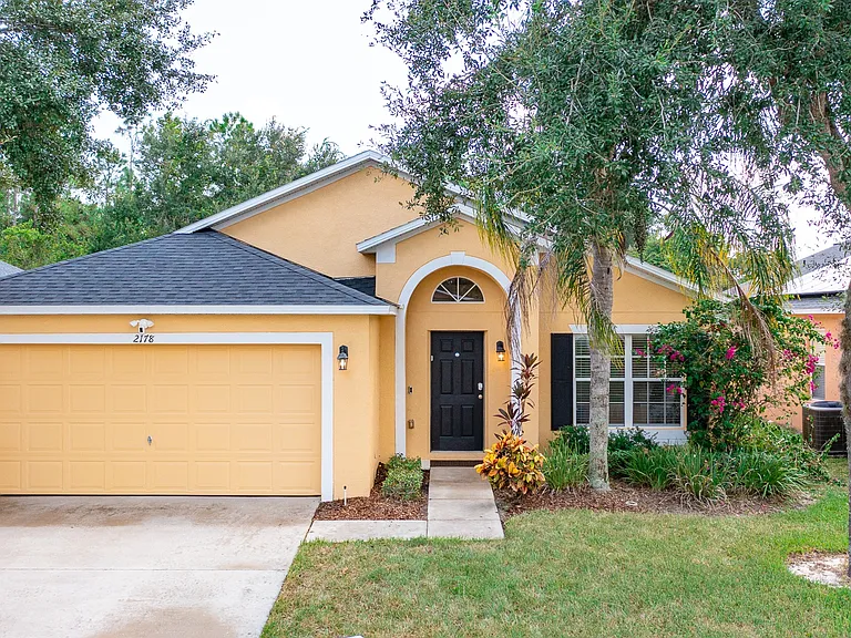 2178 Royal Ridge Dr — Photo 2