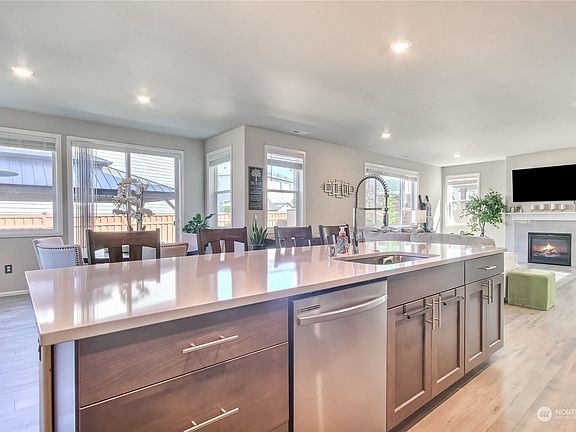 3rd image of 14680 Crestwood Pl E