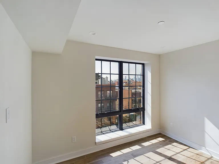 25-70 32nd St #5A — Photo 4