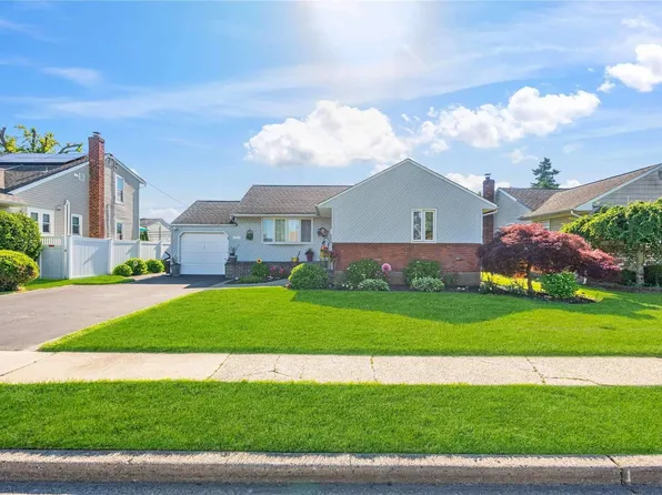 81 Bruce Avenue, Hicksville, NY 11801