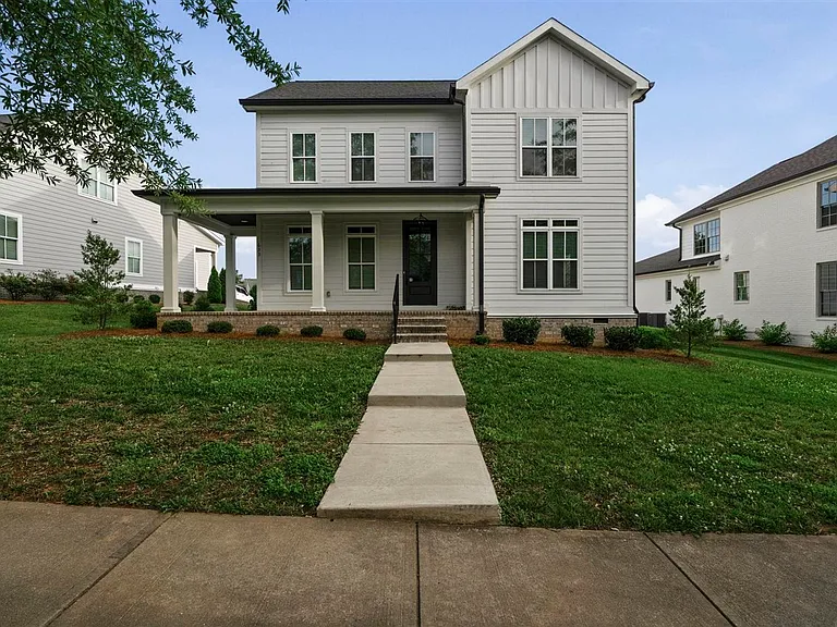 633 Village Way — Photo 1