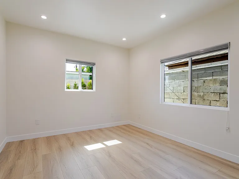 11120 Emelita St — Photo 12