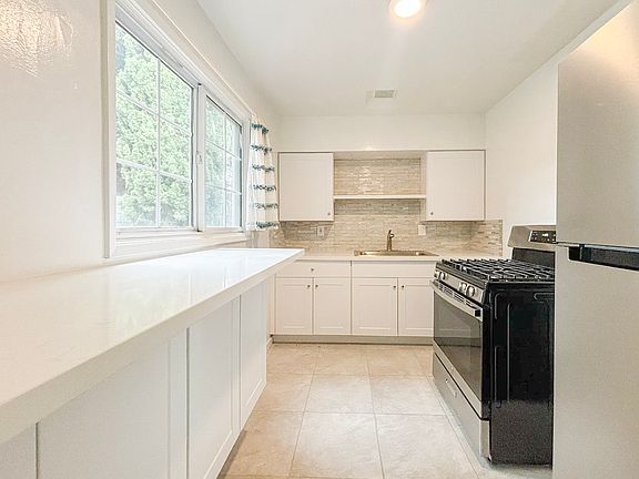 4th image of 5063 Voltaire St
