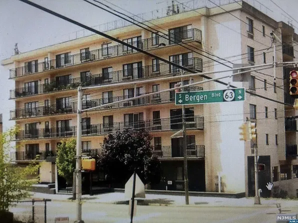 233 12th St APT 4H, Palisades Park, NJ 07650