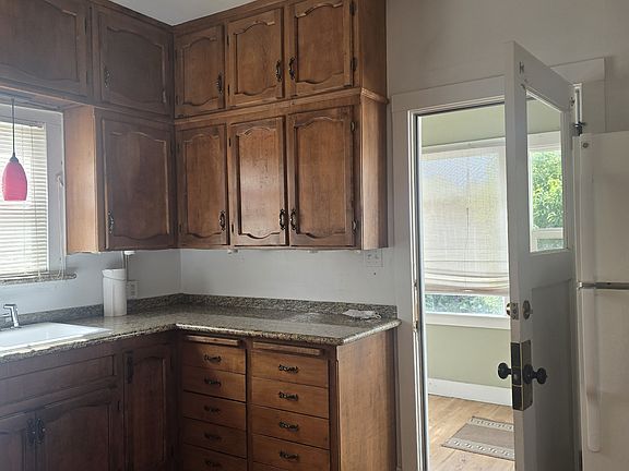 4th image of 2164 Waldon St
