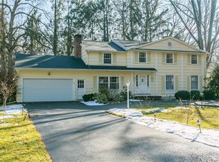 41 Oak Manor Ln, Pittsford, NY 14534