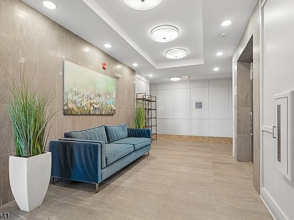 4th image of 2 Vanderbilt Blvd BLDG 2 #403