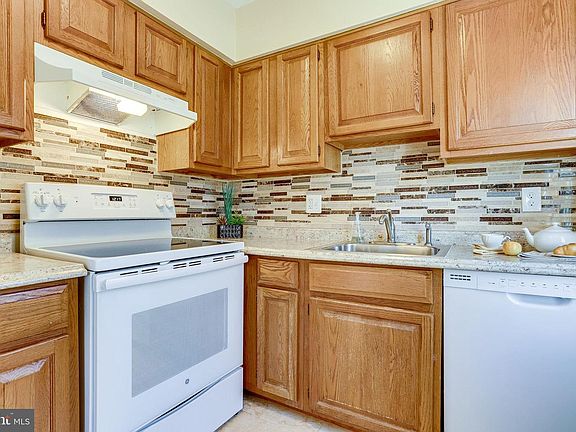 5th image of 2711 N Arlington Blvd #101