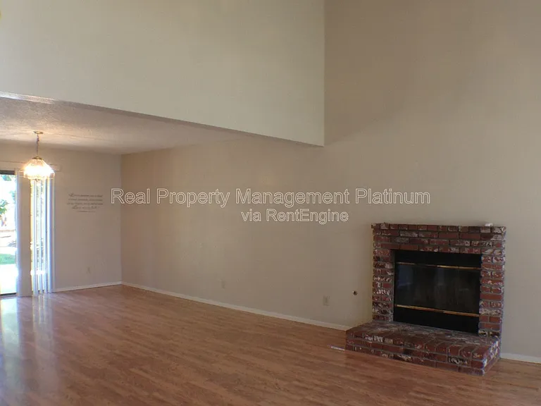 675 N Claremont Ave — Photo 3