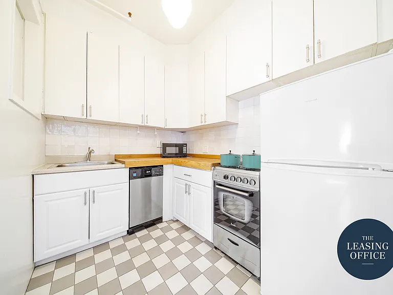 118 E 18th St #8 — Photo 8