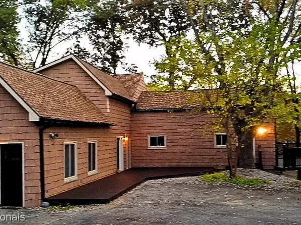 3185 Shimmons Rd, Auburn Hills, MI 48326