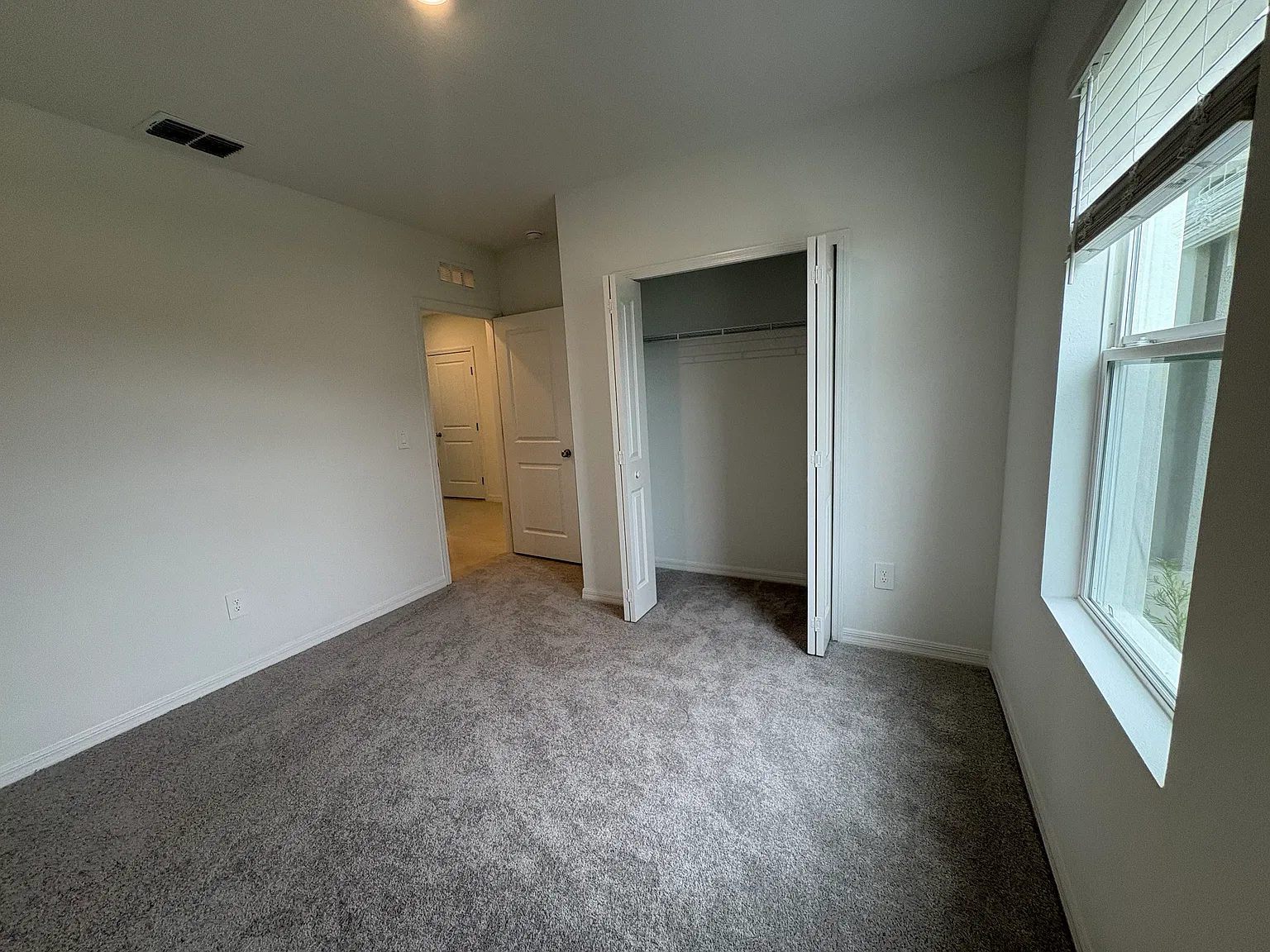 5 bed, 2451 sqft, $2,699 — Photo 3