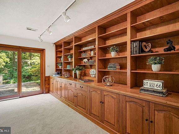 4th image of 1621 Crescent Ln
