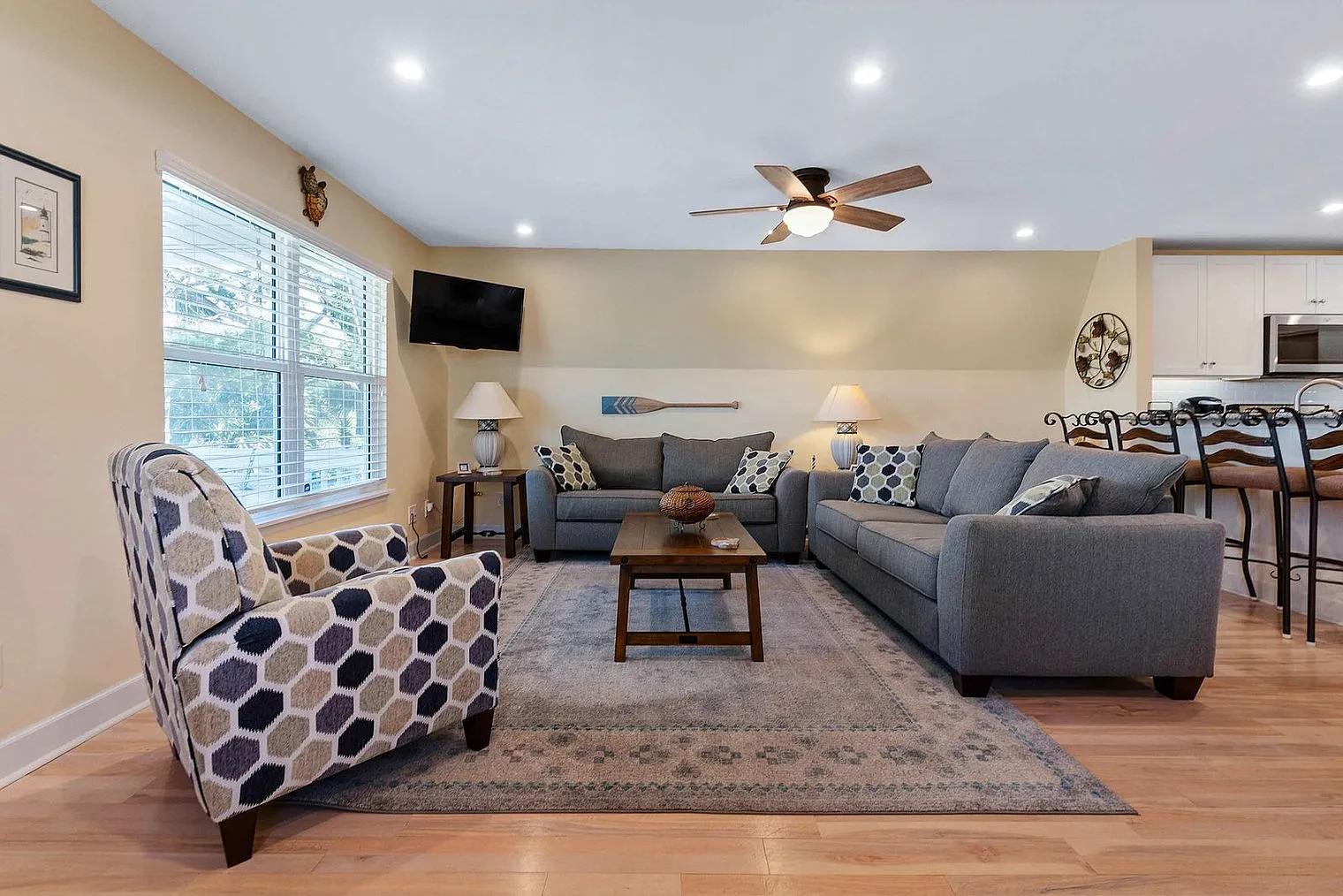 3 bed, 2.0 bath, 1689 sqft, $3,135 — Photo 1