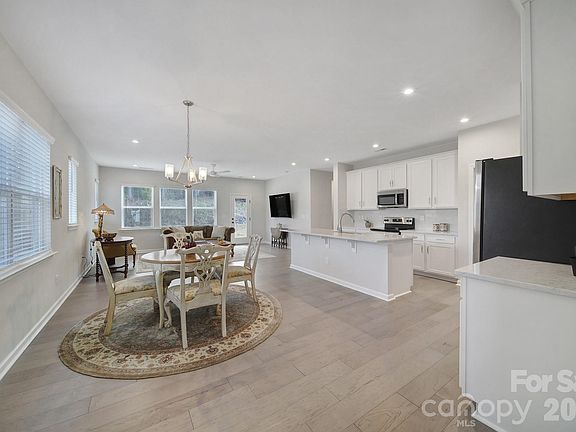 5th image of 516 Madison Falls Ct