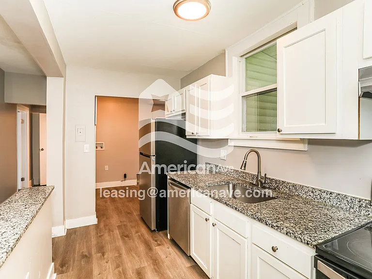 1352246_006_kitchen_6.jpg