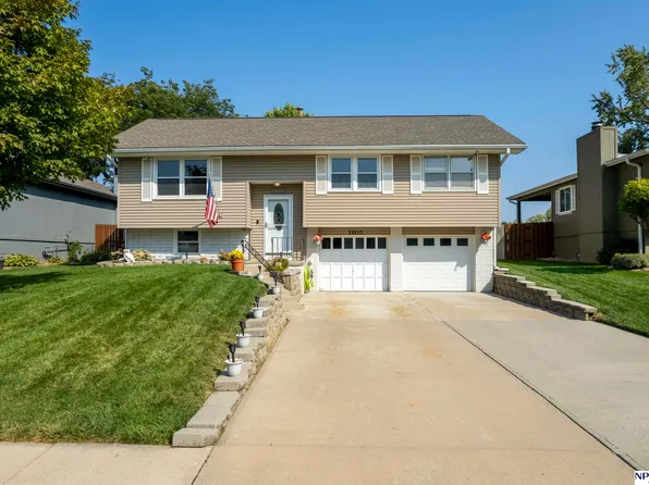 11112 W St, Omaha, NE 68137