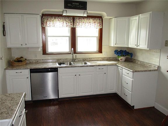 4th image of 2417 S Union St