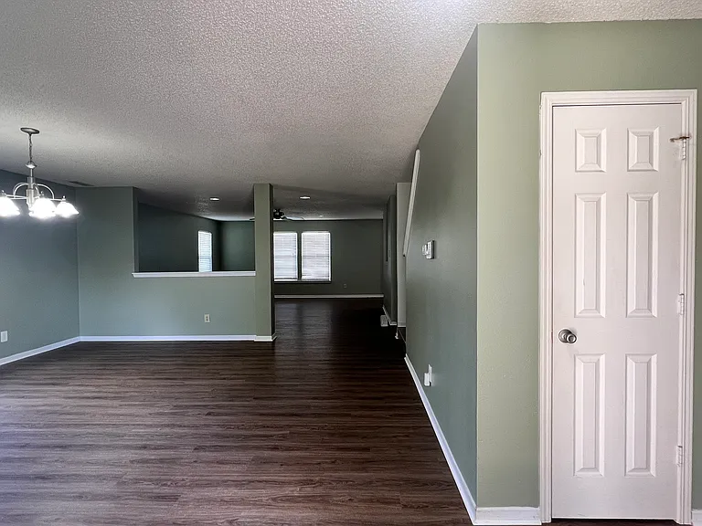 10400 Hickory Hill Dr — Photo 2