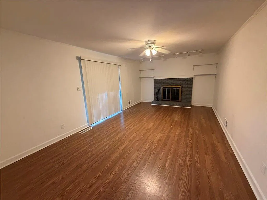 4 bed, 2.5 bath, 2130 sqft, $2,000 — Photo 3