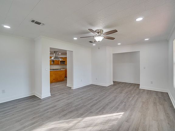 4th image of 344 Le Village Dr
