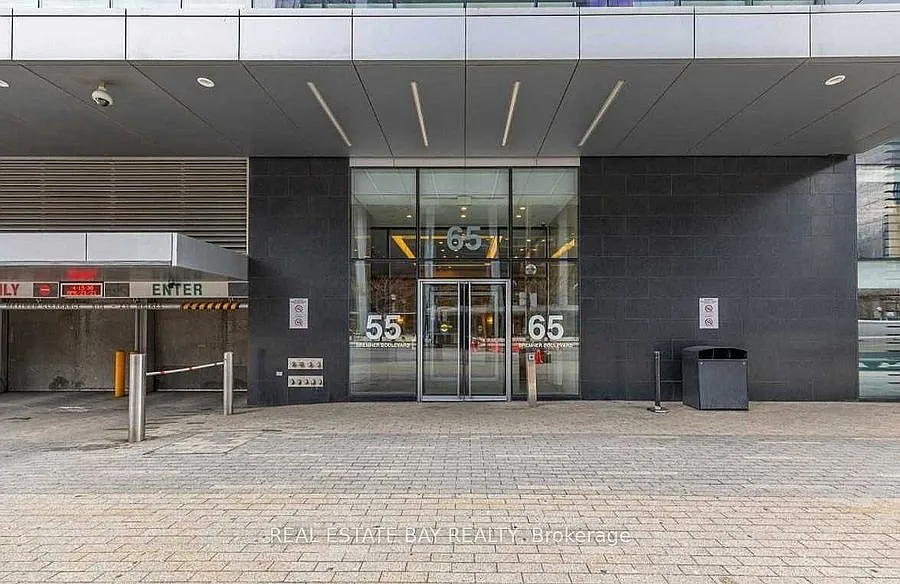 55 Bremner (Maple Leaf Square) — Photo 2