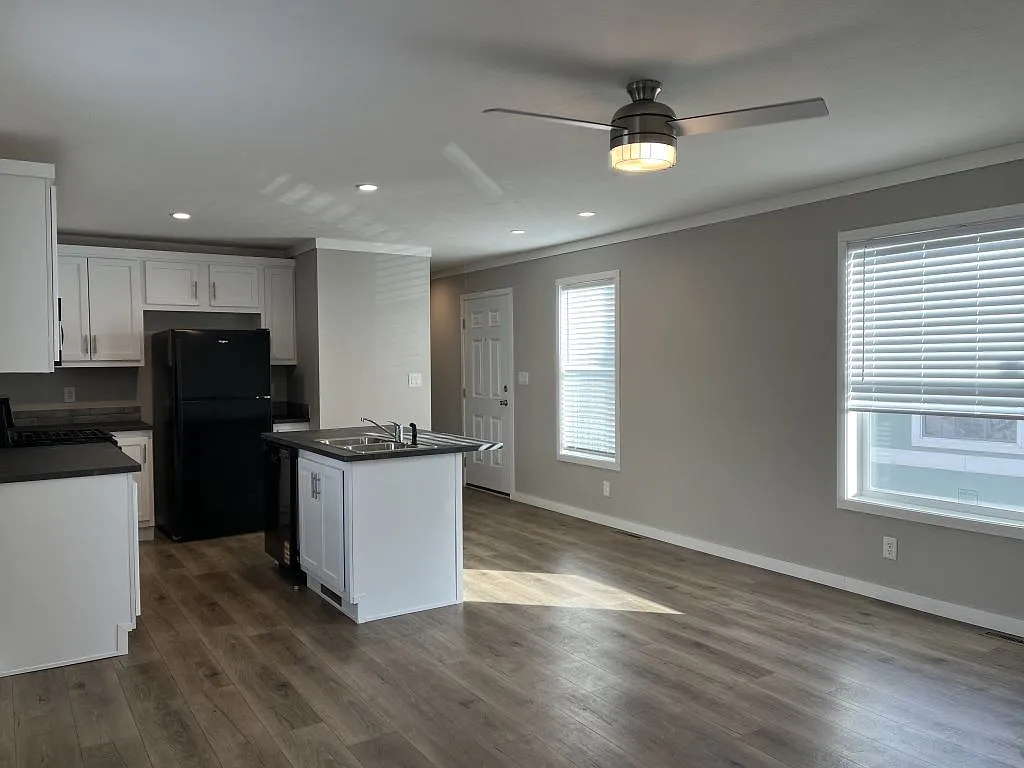 3 bed, 2.0 bath, 912 sqft, $1,749 — Photo 3