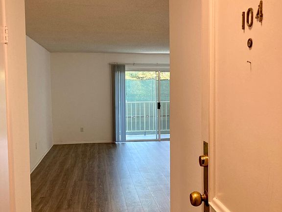 4th image of 4470 S Centinela Ave #104