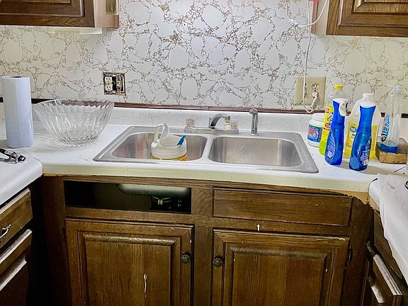 5th image of 311 Main St