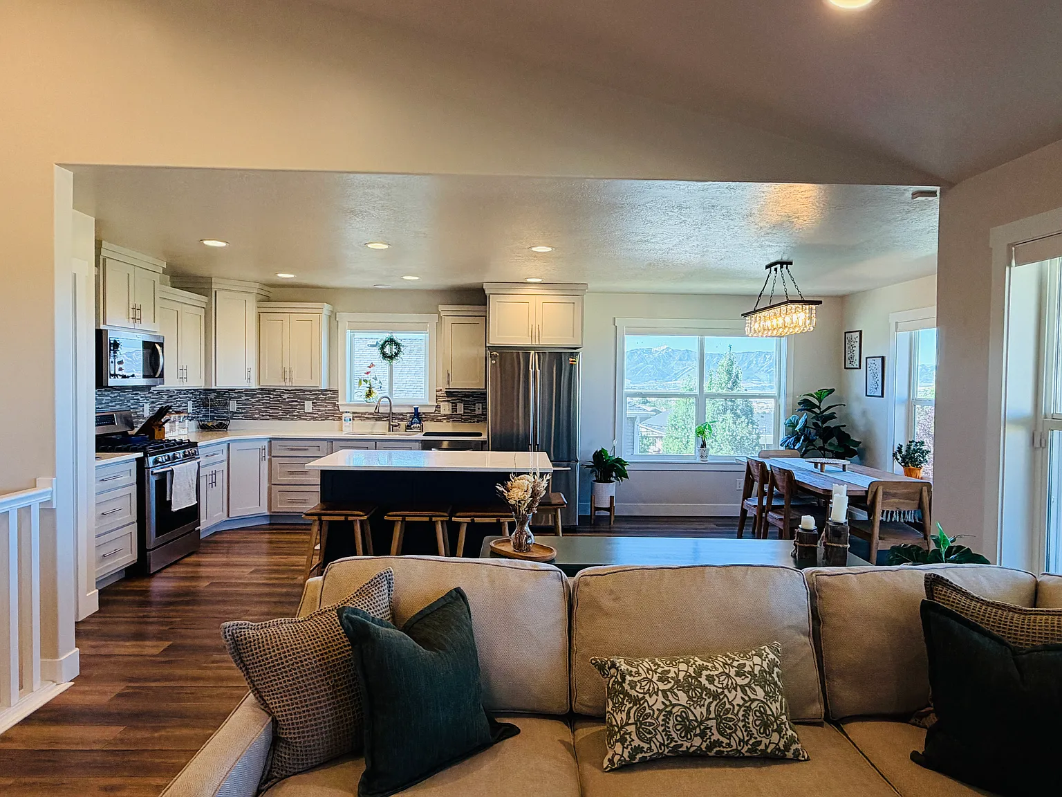 6 bed, 3614 sqft, $3,400 — Photo 4