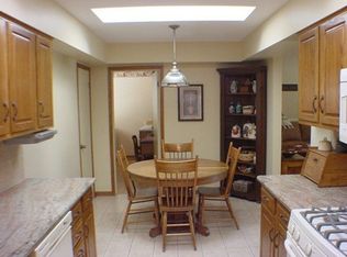 1562 White Trl, Elk Grove Village, IL 60007