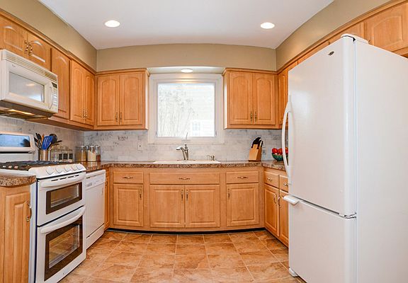 5th image of 338 Elmwood Ave