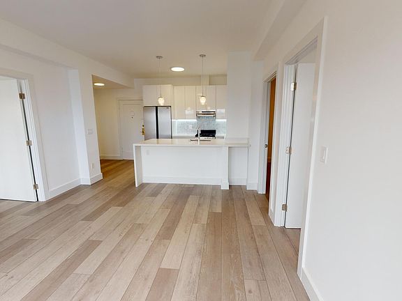 3rd image of 1935 Franklin St APT 705
